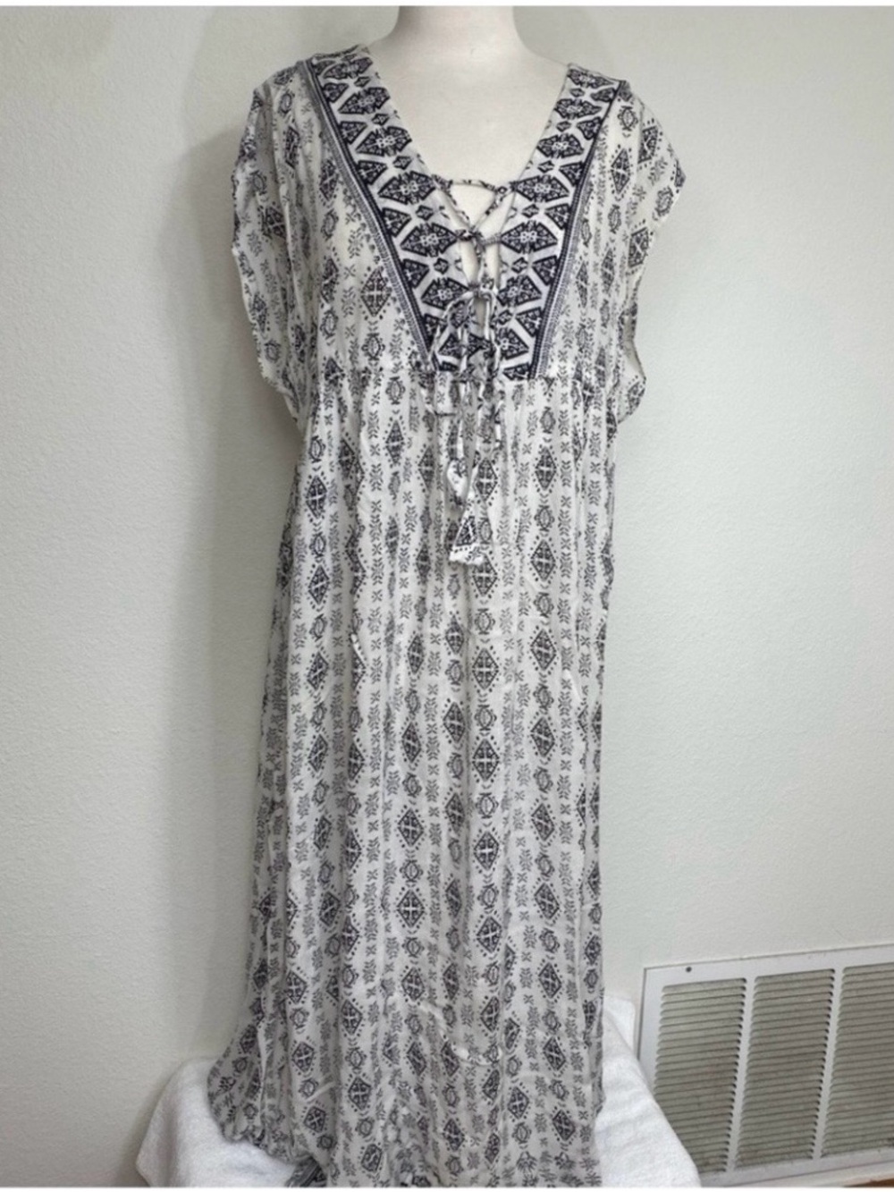 BE Women’s White Black Tribal Print Soft Rayon Kaftan Maxi Dress Size Large Boho